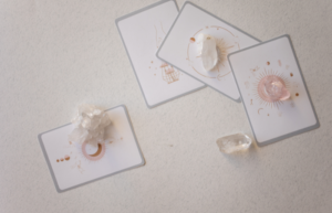 mujer conectando con su intuición interior, meditación y conexión con la sabiduría interior, señales de la intuición en la vida diaria, cerebro corazón intuición neurociencia