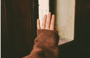 mujer conectando con su intuición interior, meditación y conexión con la sabiduría interior, señales de la intuición en la vida diaria, cerebro corazón intuición neurociencia