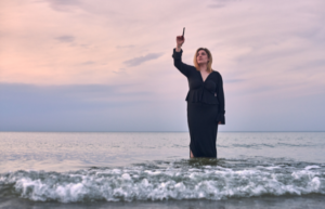 mujer conectando con su intuición interior, meditación y conexión con la sabiduría interior, señales de la intuición en la vida diaria, cerebro corazón intuición neurociencia
